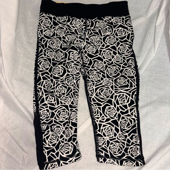 NWOT Lululemon Real Quick Crop Rosie Posey size 8 - Picture 1 of 4